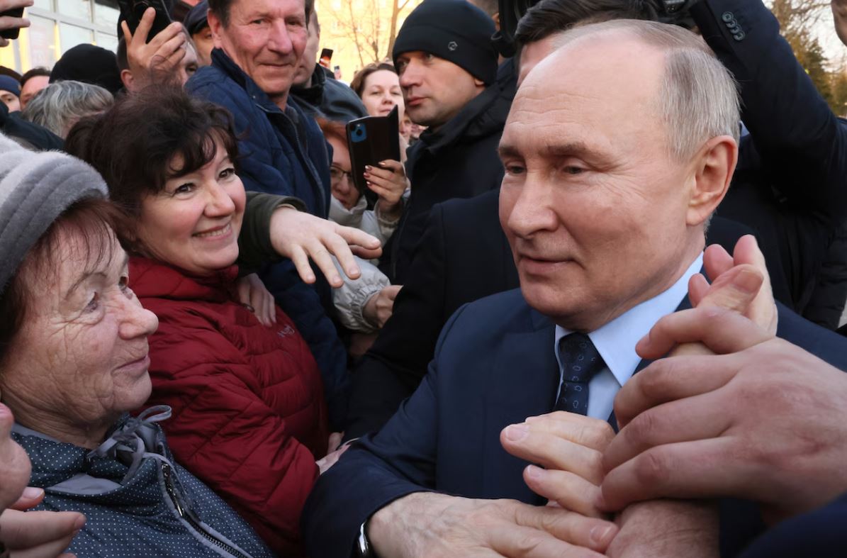 Путин встречается с потенциальными избирателями во время посещения тепличного комплекса вблизи Ставрополя / Фото: AP