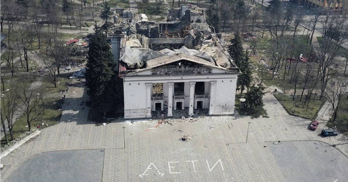 16 марта 2022 года россияне провели в Мариуполе карательную акцию - разбомбили театр, который использовался как укрытие для гражданских / Фото Reuters
