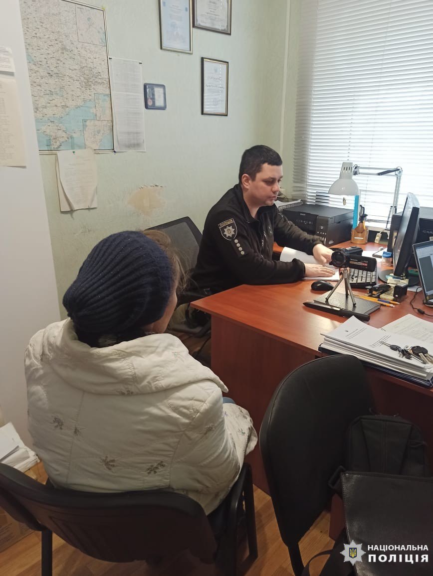 Підозрювана у нанесенні тяжких тілесних ушкоджень на допиті у слідчого / Фото поліція Харківської області