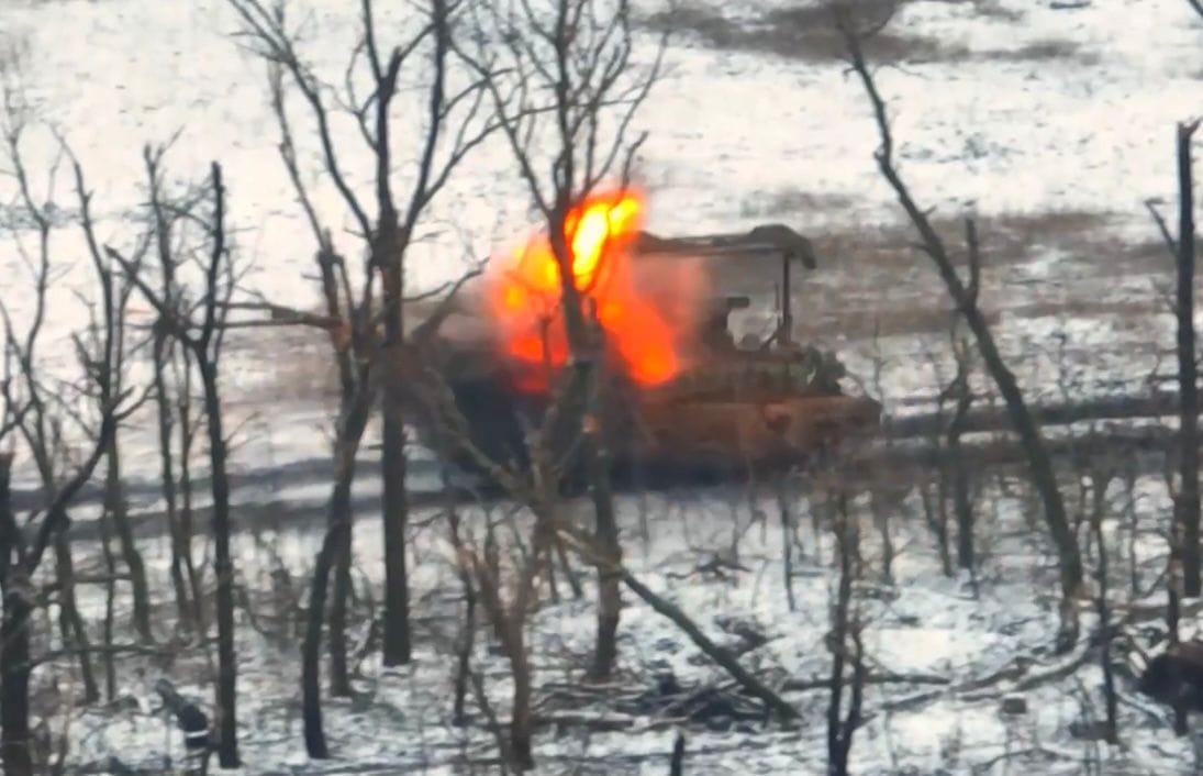 Горит подбитая бронетехника противника / Фото Генштаб ВСУ