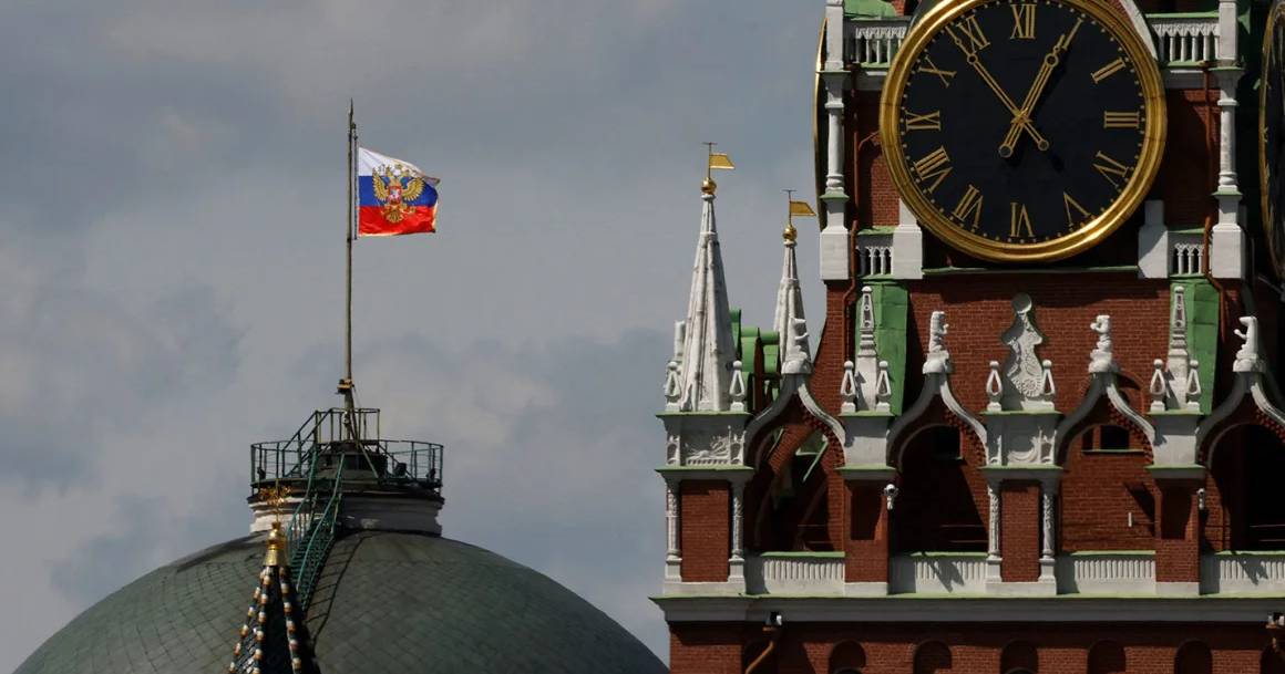 Російський прапор на куполі будівлі Сенату Кремля за Спаською вежею в центрі Москви / Фото Reuters