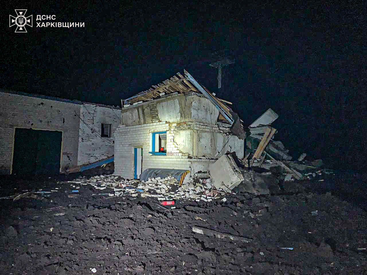 Зруйнована після ракетного удару будівля пожежної частини / Фото: ДСНС