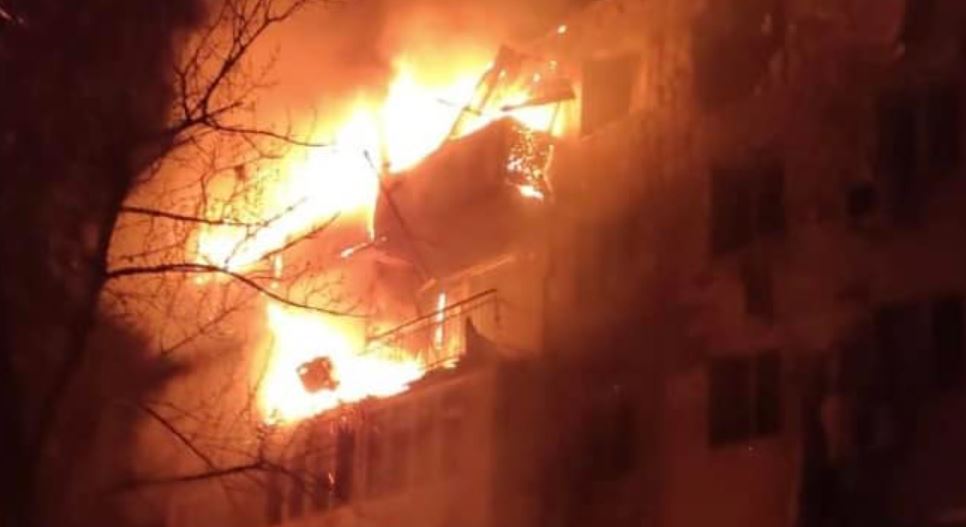 Пожежа у житловому будинку після російського удару / Фото: ДСНС