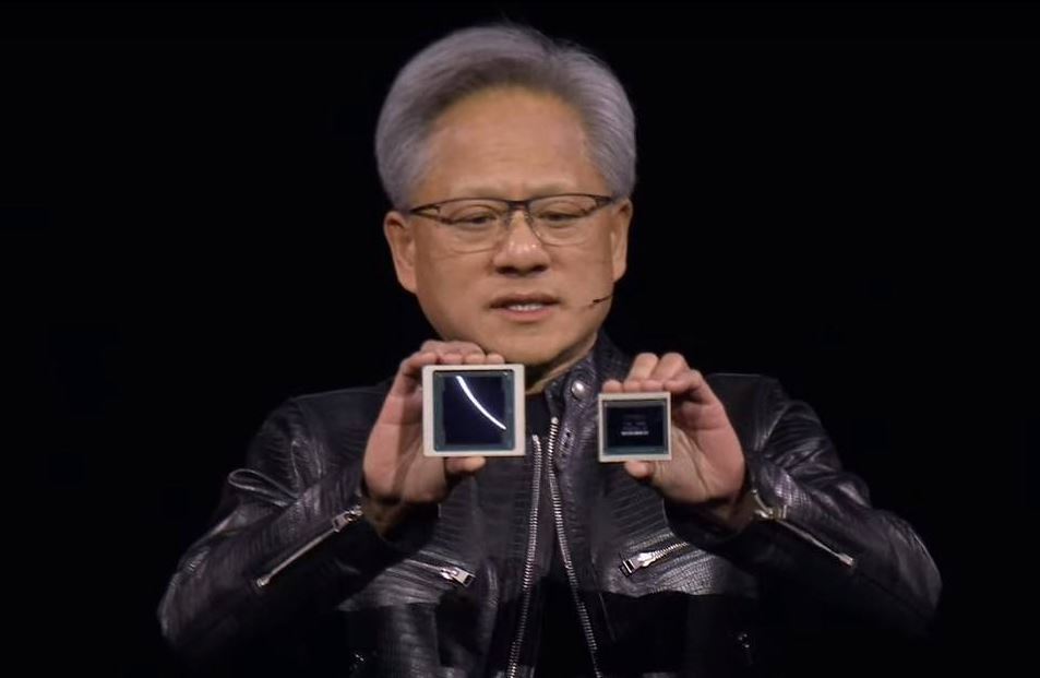 Глава Nvidia Дженсен Хуанг показує новий (ліворуч) та старий чіп H100 / Фото: Bloomberg