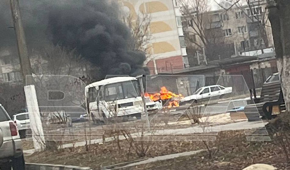 Горящая машина в Белгороде / Фото: Telegram-канал Baza