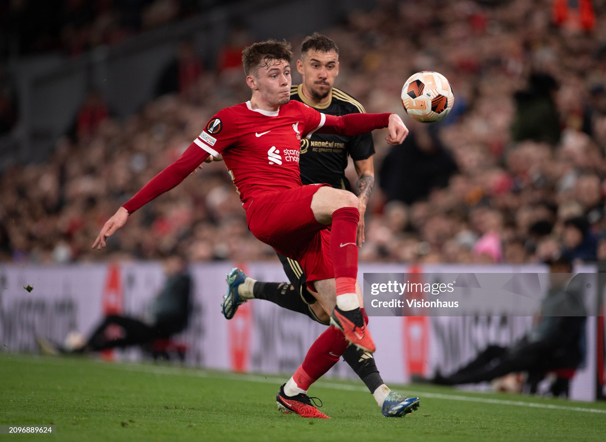 Конор Брэдли из "Ливерпуля" и Матей Райнс из "Спарты" во время матча 1/8 финала Лиги Европы / Фото: Getty Images