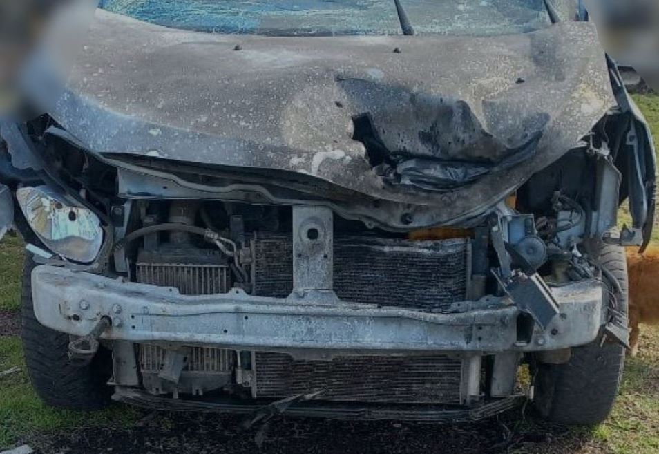 Пошкоджена російськими обстрілами цивільна автівка / Фото: Херсонська обласна прокуратура