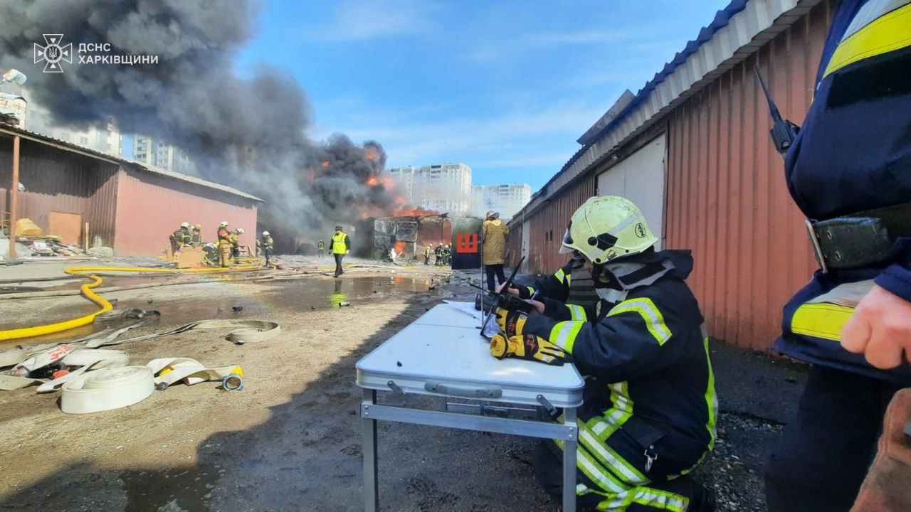 Спасатели тушат пожар в складском здании в Харькове / Фото: ГСЧС