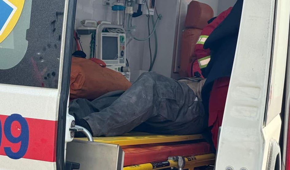 Тело пострадавшего человека в карете скорой / Фото: Сергей Болвинов