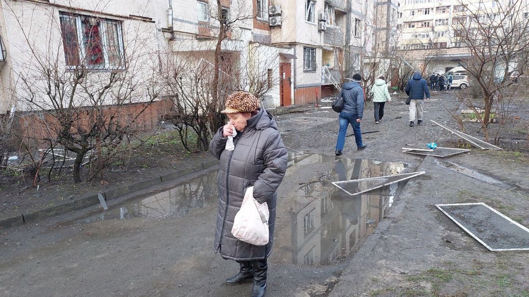 Жінка біля пошкодженого внаслідок російської атаки будинку. Київ, 21 березня / Фото: Суспільне