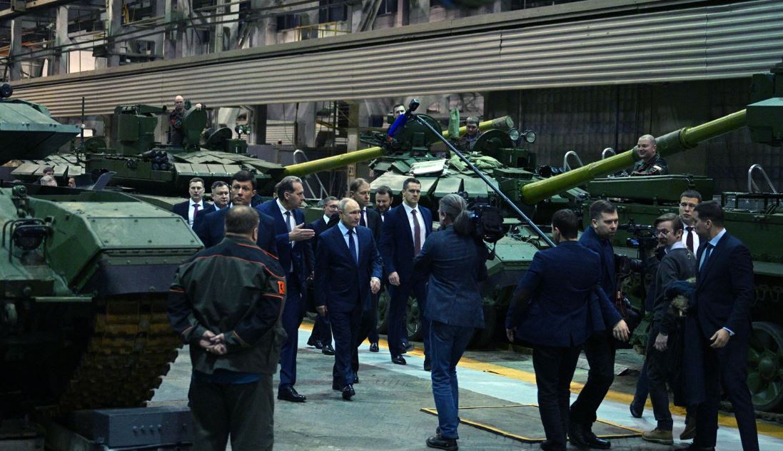 Володимир Путін на російському танковому заводі "Уралвагонзавод" / Фото: GETTY IMAGES