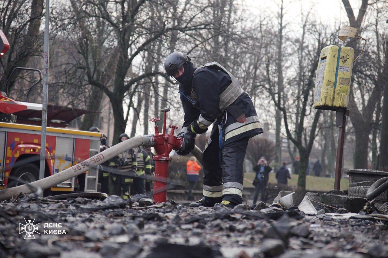 Ліквідація наслідків ракетної атаки на українську столицю / Фото: ДСНС