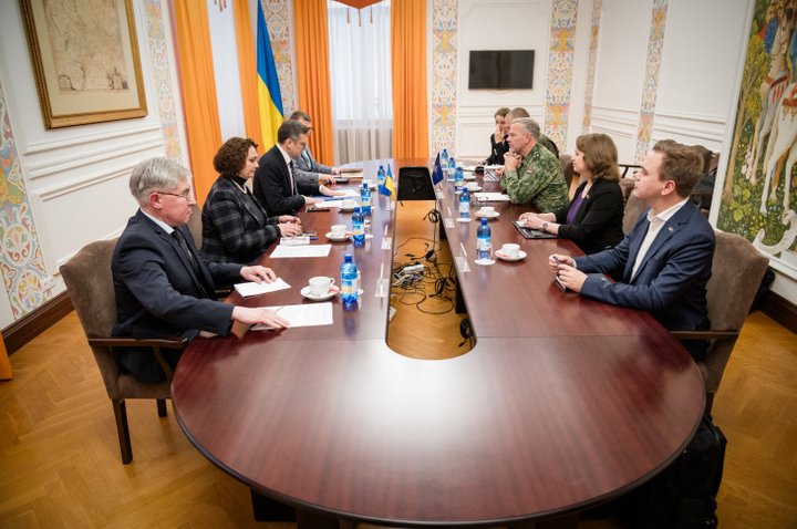 Министр иностранных дел Дмитрий Кулеба во время встречи с главой Военного комитета НАТО адмиралом Робом Бауэром / МИД