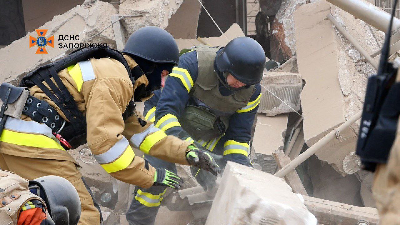 Ліквідація наслідків російської атаки у Запоріжжі / Фото: ДСНС