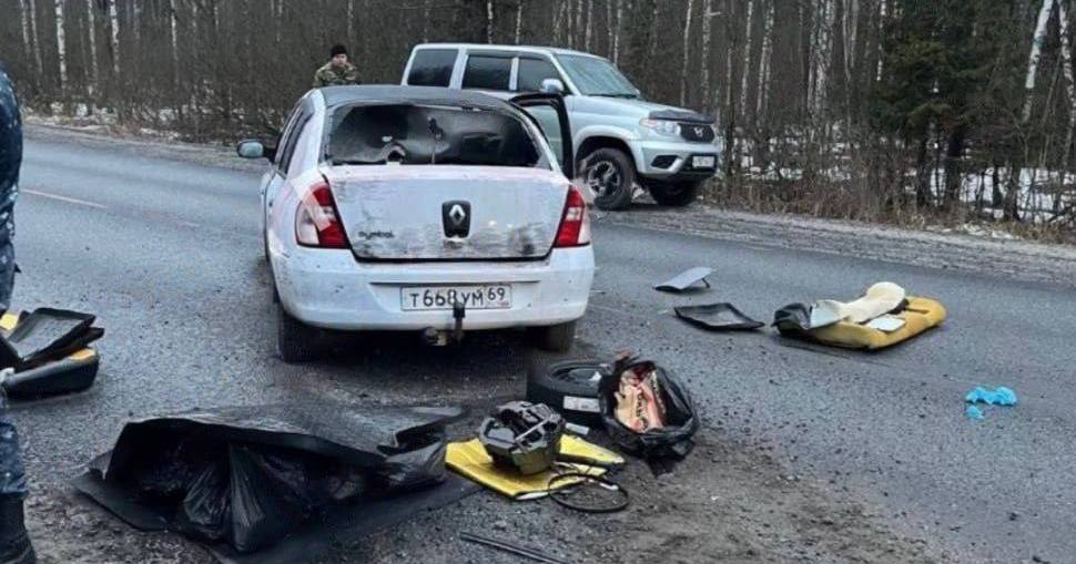Фото расстрелянного в Брянской области “Рено”, на котором скрылись предполагаемые террористы / Фото ЦОС ФСБ