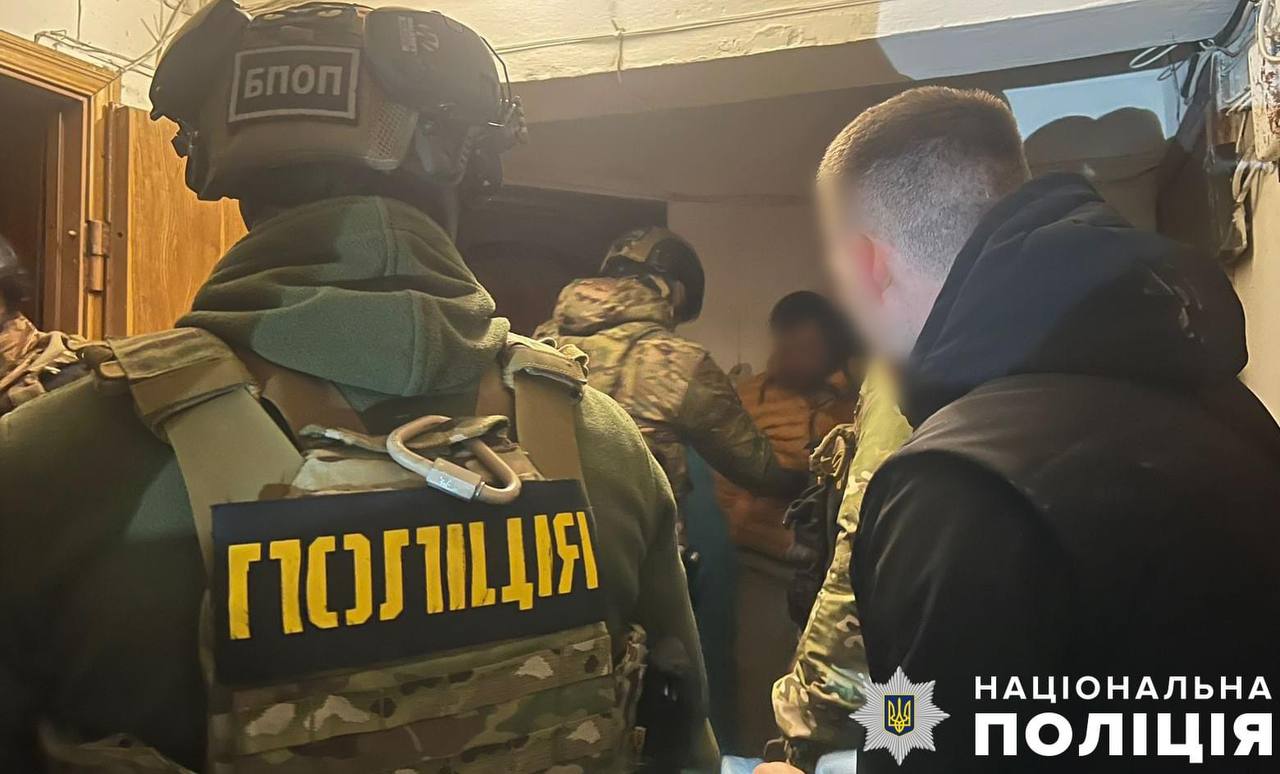 Затримання підозрюваного у нальоті на АЗС / Фото НПУ