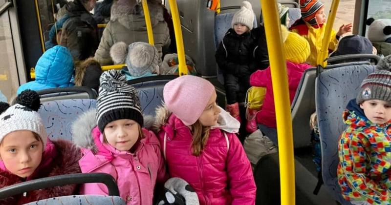 Иллюстративное фото. Детей, лишенных родительской опеки, вывозят в безопасные места, Запорожская область / Фото armyinform.com.ua