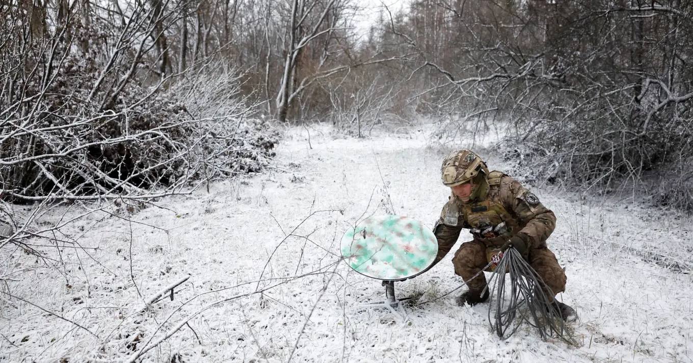 Український солдат переміщує термінал Starlink свого підрозділу / Фото Reuters
