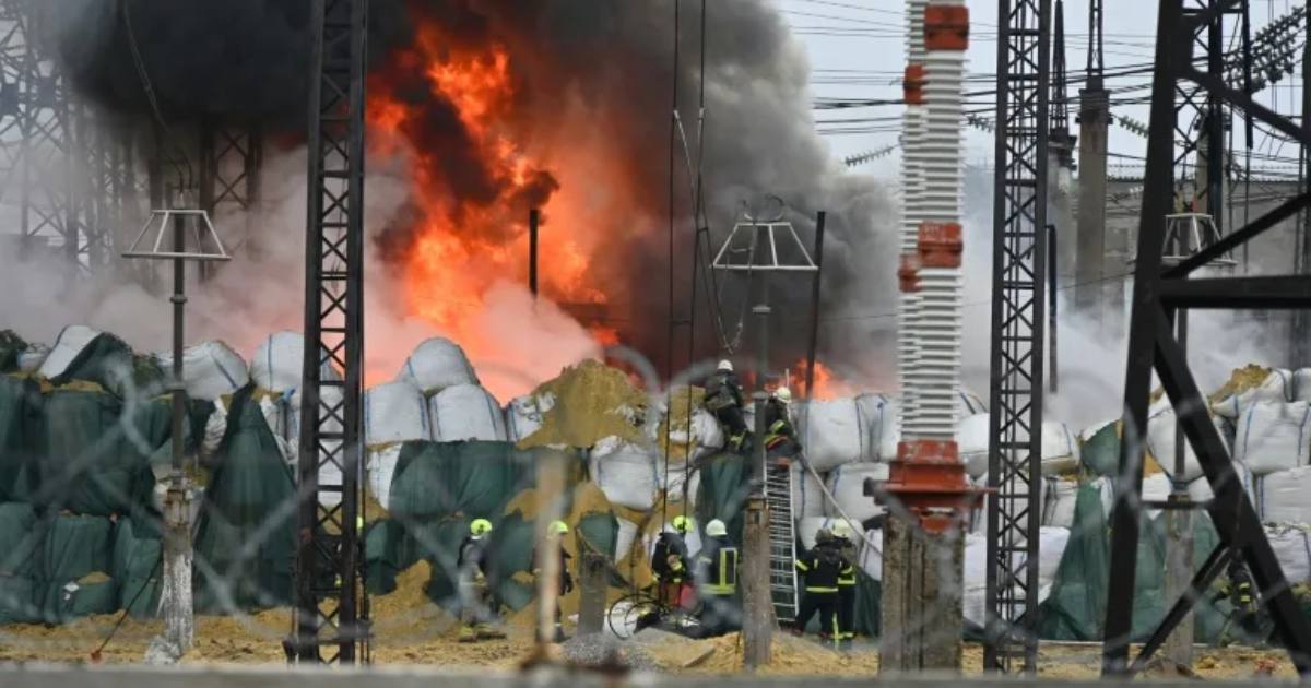 В Харькове, втором по величине городе Украины, после ракетного обстрела в субботу горела подстанция / Фото Сергей Бобок AFP