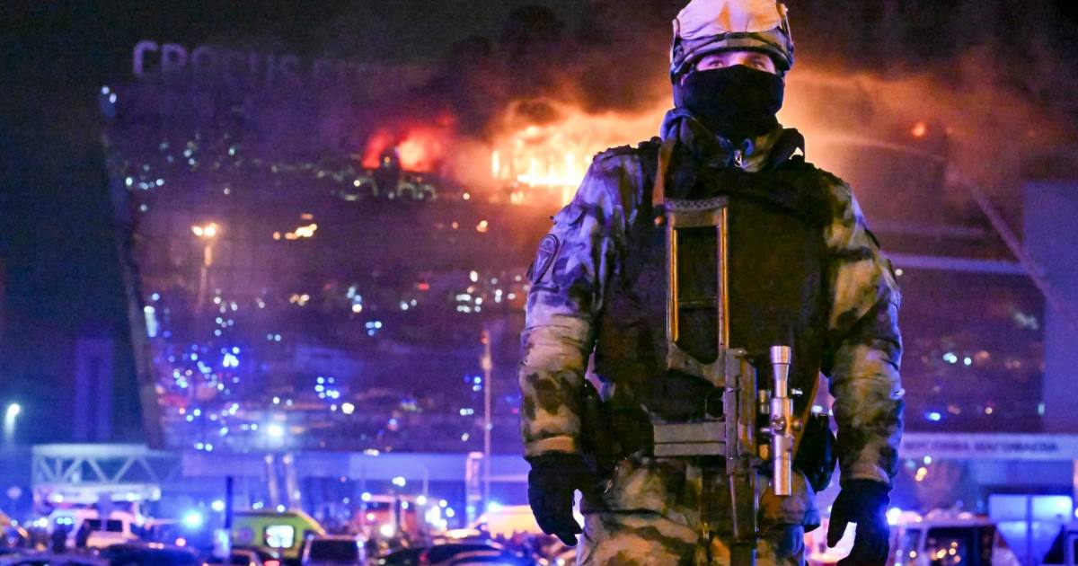 Российский военнослужащий охраняет территорию во время сильного пожара, охватившего Крокус Сити Холл после нападения боевиков / Фото AP