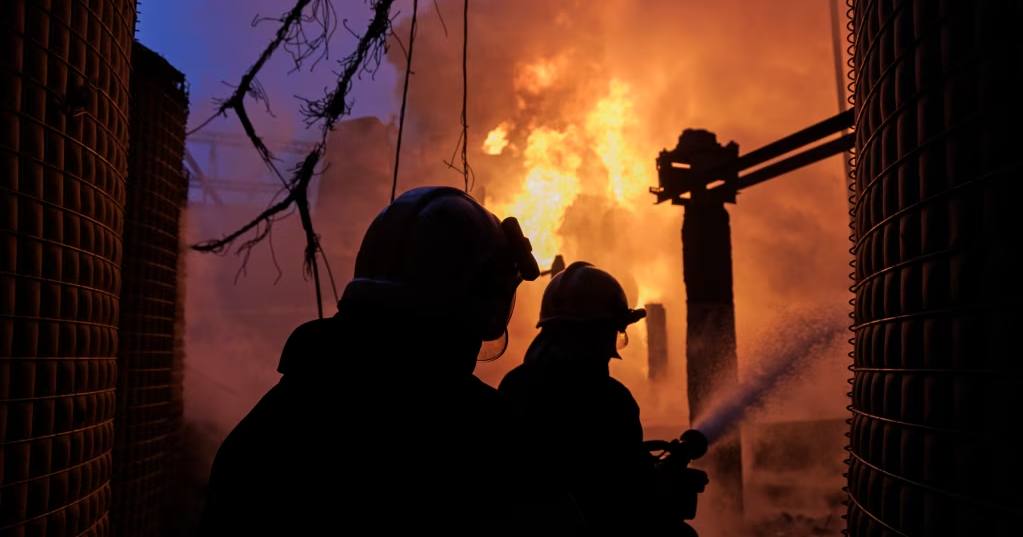 Харьков: пожарные борются с огнем на одном из участков местной ЛЭП после российского ракетного удара. 22 марта 2024 / Фото AP