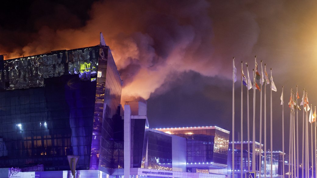 Дым поднимается над горящим концертным залом "Крокус Сити Холл" в Москве / Фото: REUTERS