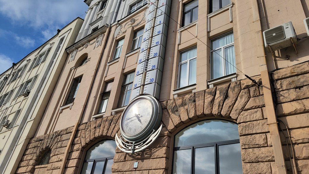 Градусник на Майдані Конституції в Харкові / Фото: Суспільне Харків