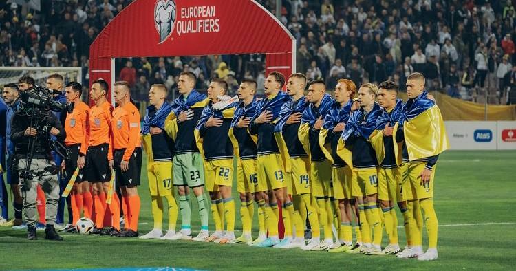 Національна збірна виконує Гімн України перед матчем із Боснією у кваліфікації до Євро-2024 / Фото УАФ
