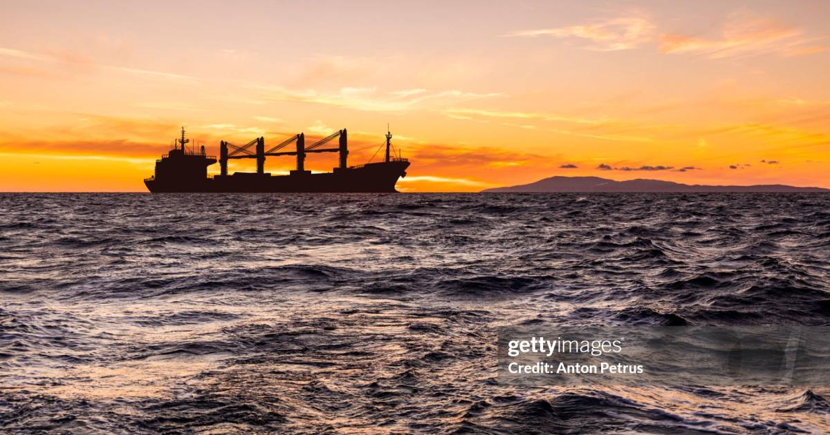 Грузовое судно с зерном в море на закате / Фото Getty Images
