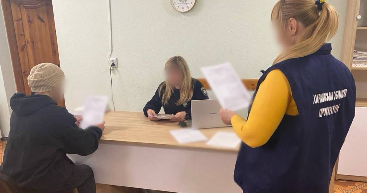 Допит колаборантки, яка працювала “бухгалтеркою відділу освіти” під час захоплення Балаклії / Фото прокуратура Харківської області