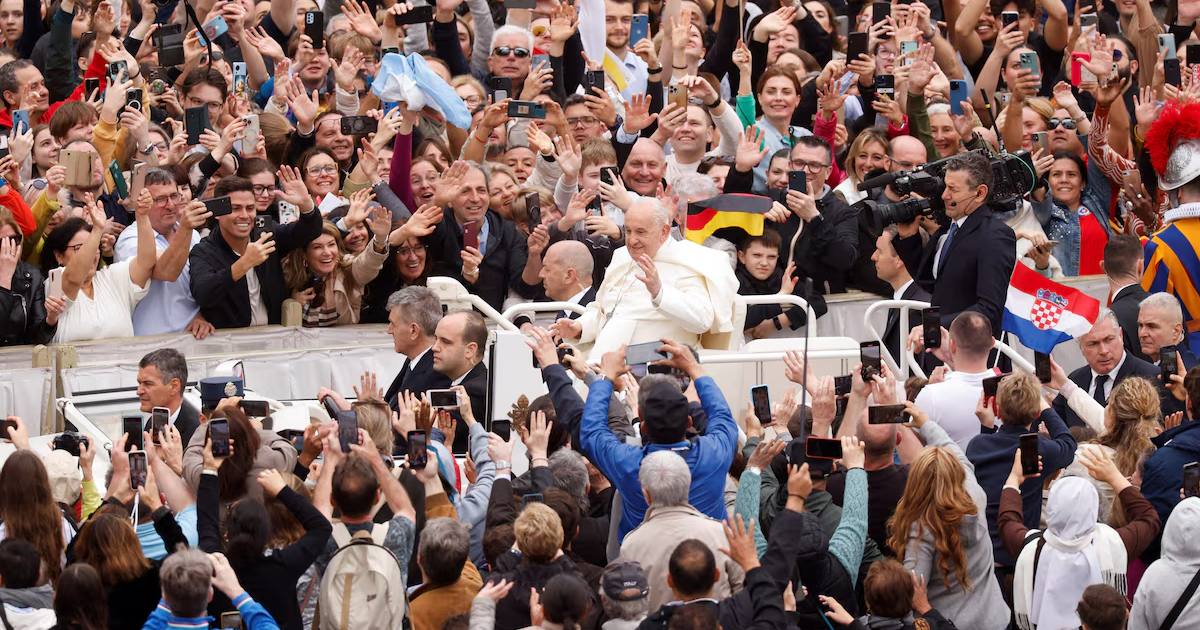 Папа Франциск вітає вірян у день Великодньої меси на площі Святого Петра у Ватикані, 31 березня 2024 року / Фото Reuters