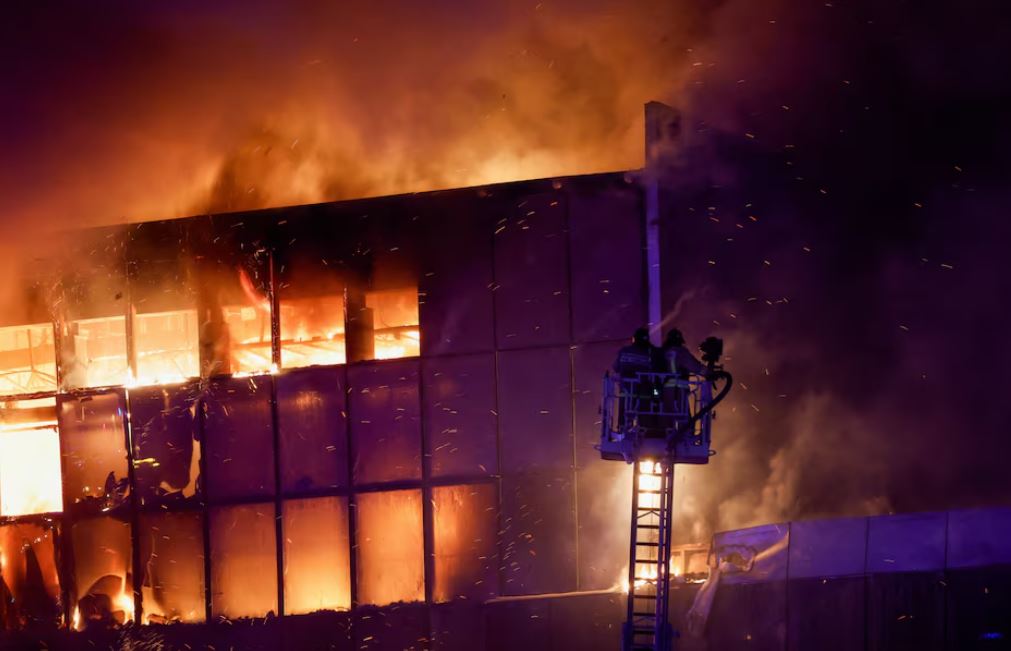 Рятувальники гасять палаючий Крокус Сіті Хол / Фото: REUTERS