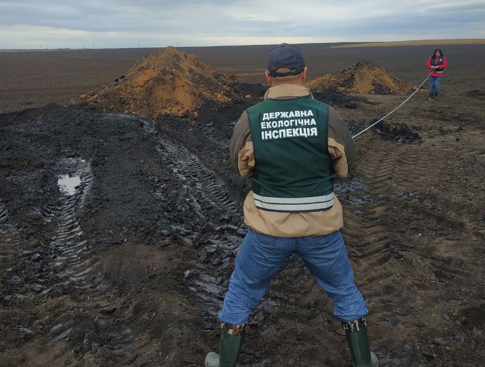 Розлив нафти у Сумскій області / Фото: Державна екологічна інспекція