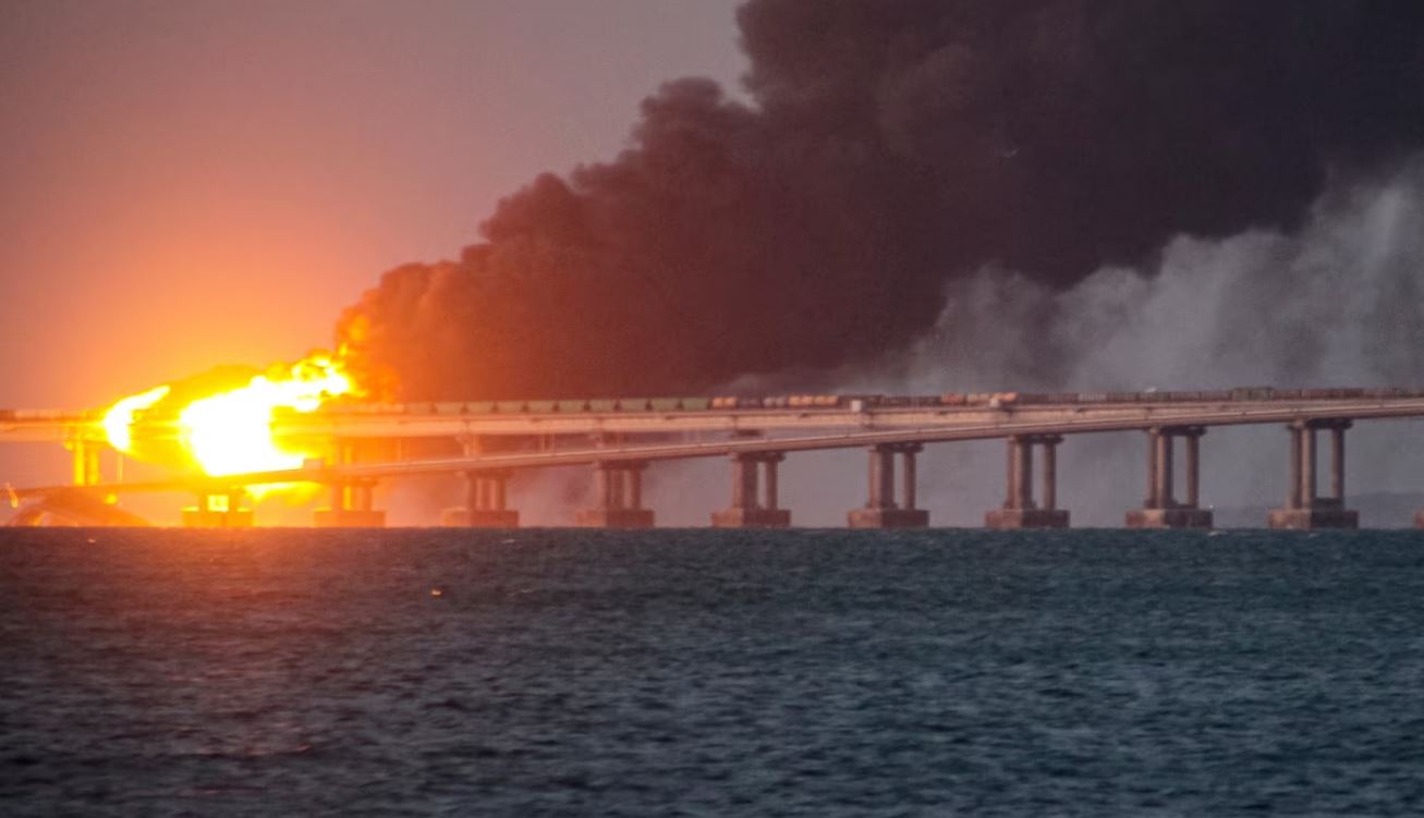 Горящий Керченский мост. Октябрь 2022 года / Фото: AP