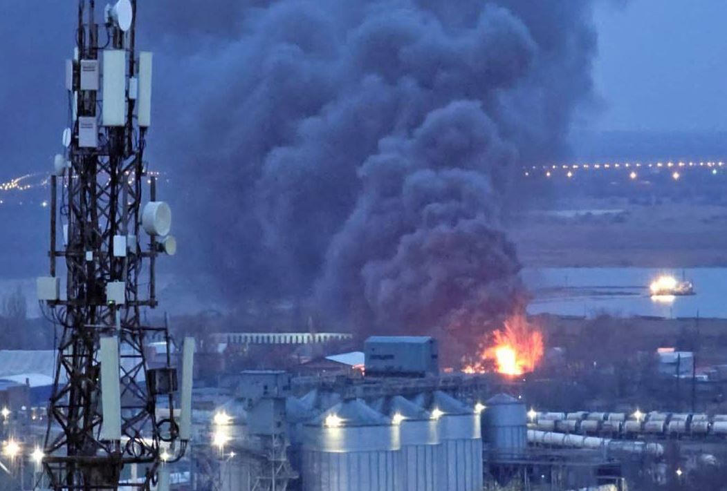 Пожежа на території зерносховища в Ростові / Фото з соцмереж