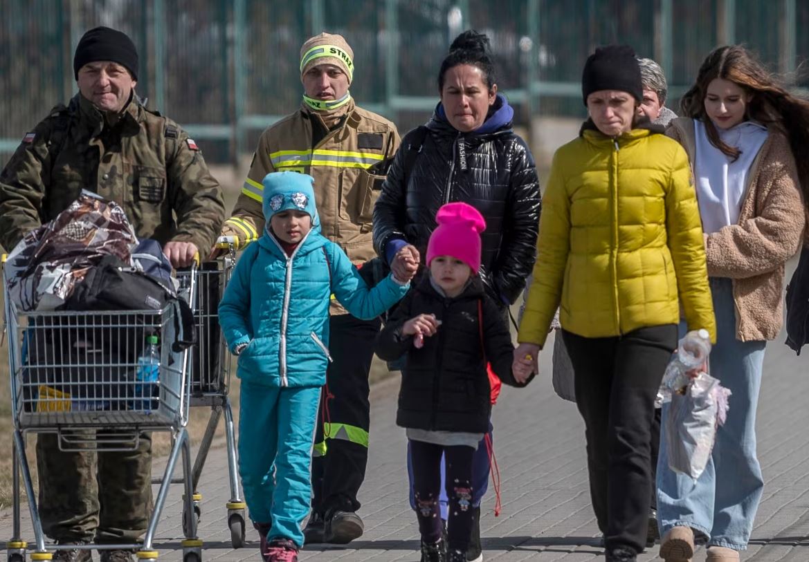 Українські біженки з дітьми перетинають кордон із Польщею, березень 2022 року / Фото: AFP