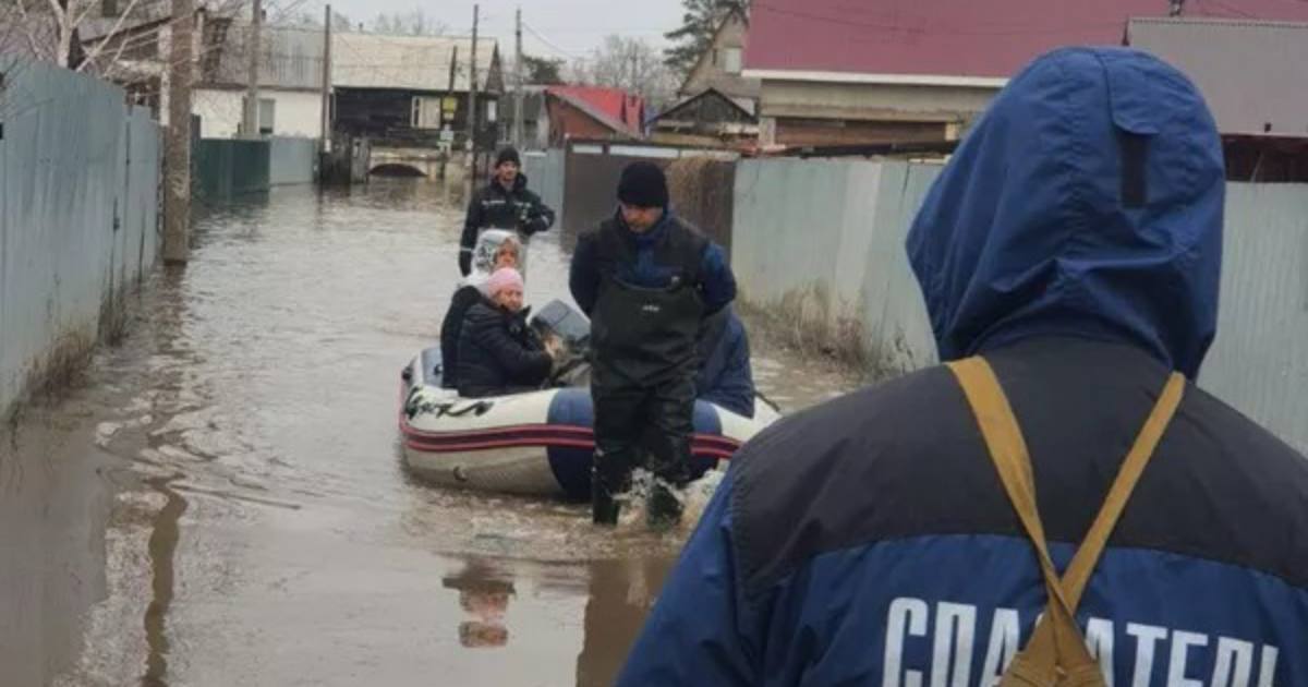 Влада Орська закликала жителів кількох селищ терміново евакуюватися / Фото РІА Новини