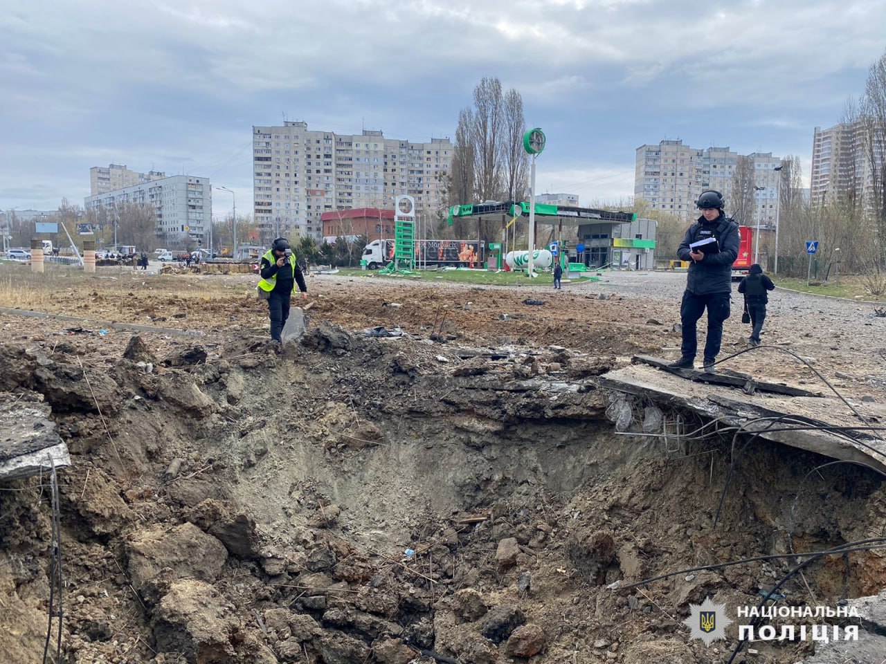 Слідчі документують наслідки ракетних ударів по Харкову 6 квітня 2024 / Фото НПУ