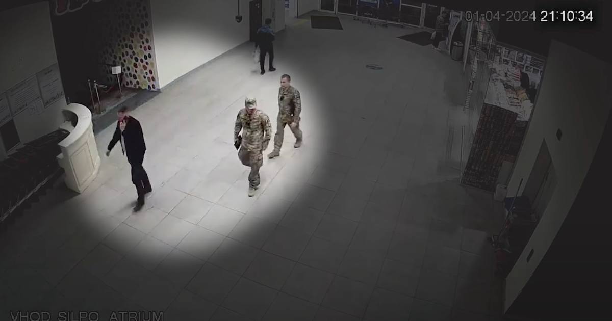 Сотрудник СБУ мог давать указания представителям ТЦК о вручении повестки журналисту "Слидство.Инфо" / Скриншот из видео "Повестка как месть" журналистов "Слідство.Інфо"