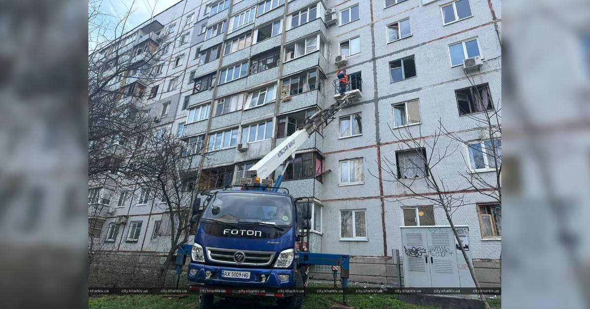 Комунальні служби Харкова усувають наслідки ворожого обстрілу, що стався сьогодні вночі, 6 квітня, у Шевченківському районі / Фото пресслужби Харківської міськради