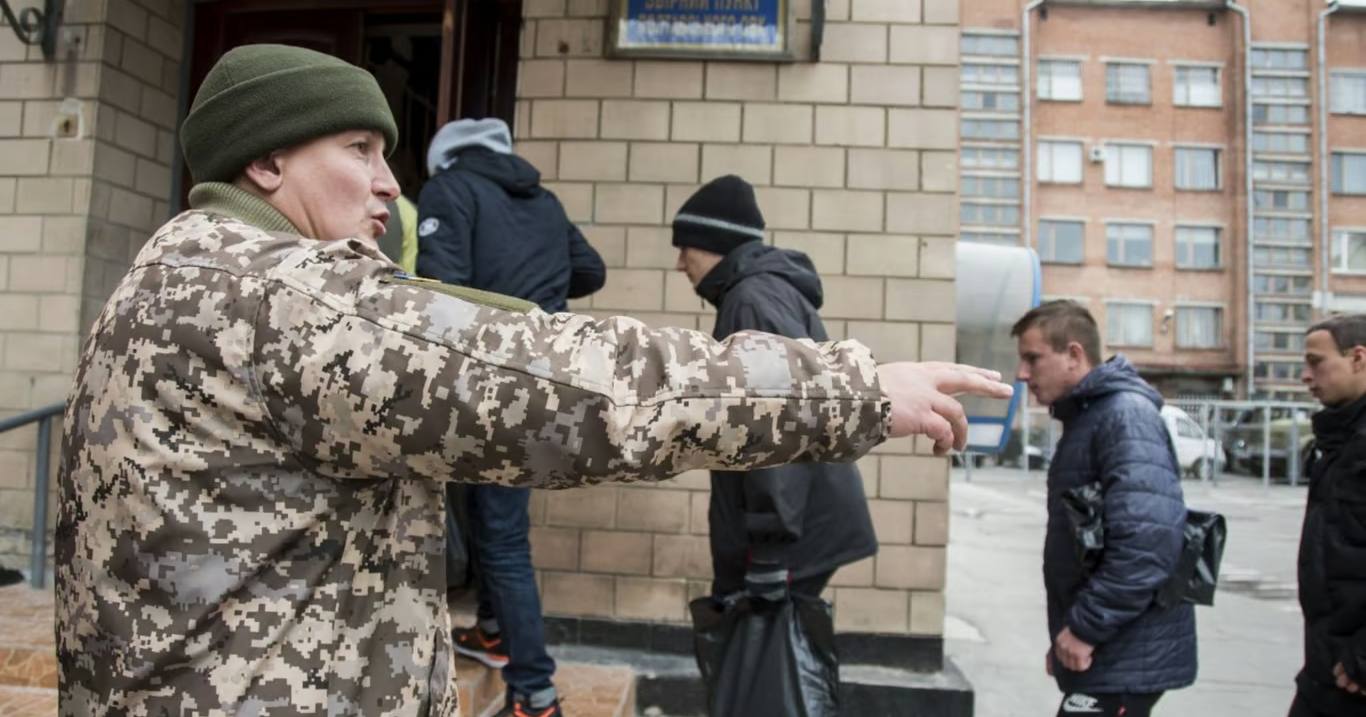 Военный и мужчины, которые идут в военкомат / Фото иллюстративное: УНИАН