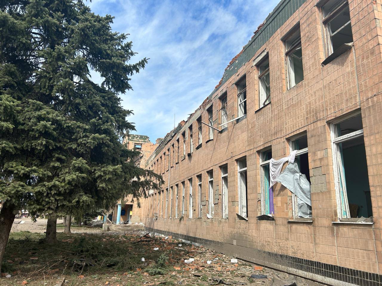 Разрушенное здание "Укрпочты" в Боровой / Фото из телеграм-канала @synegubov