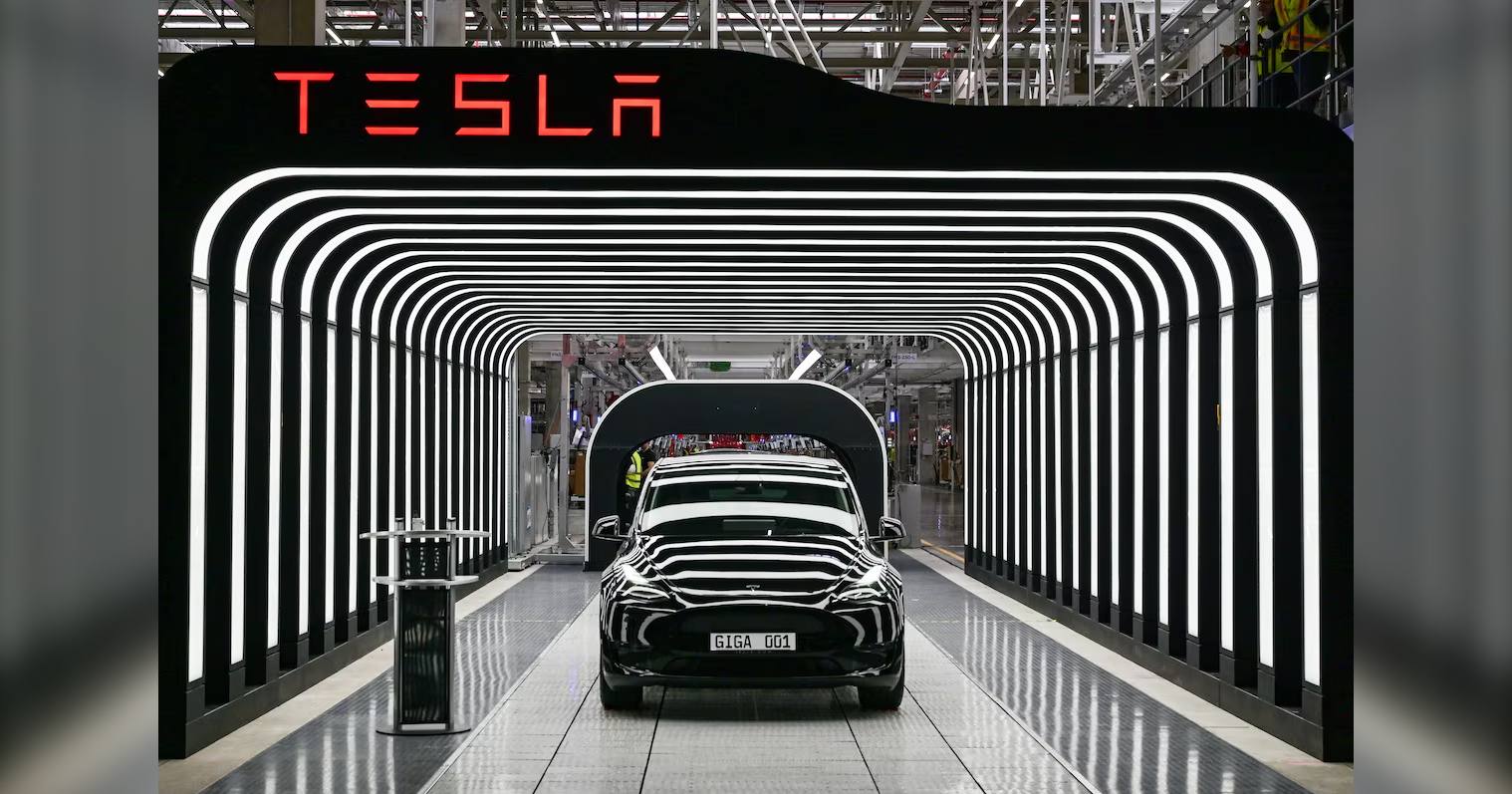 Model Y во время церемонии открытия новой фабрики Tesla по производству электромобилей в Грюнхайде, Германия, 22 марта 2022 года / Фото Reuters