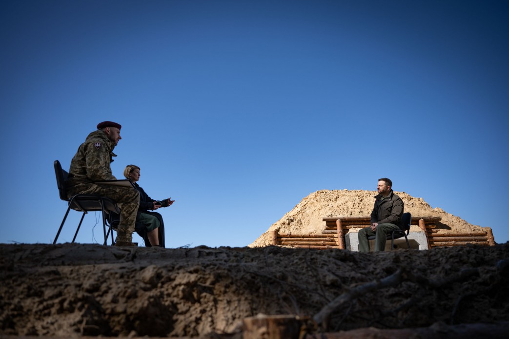 Владимир Зеленский во время интервью украинским СМИ / Фото ОПУ