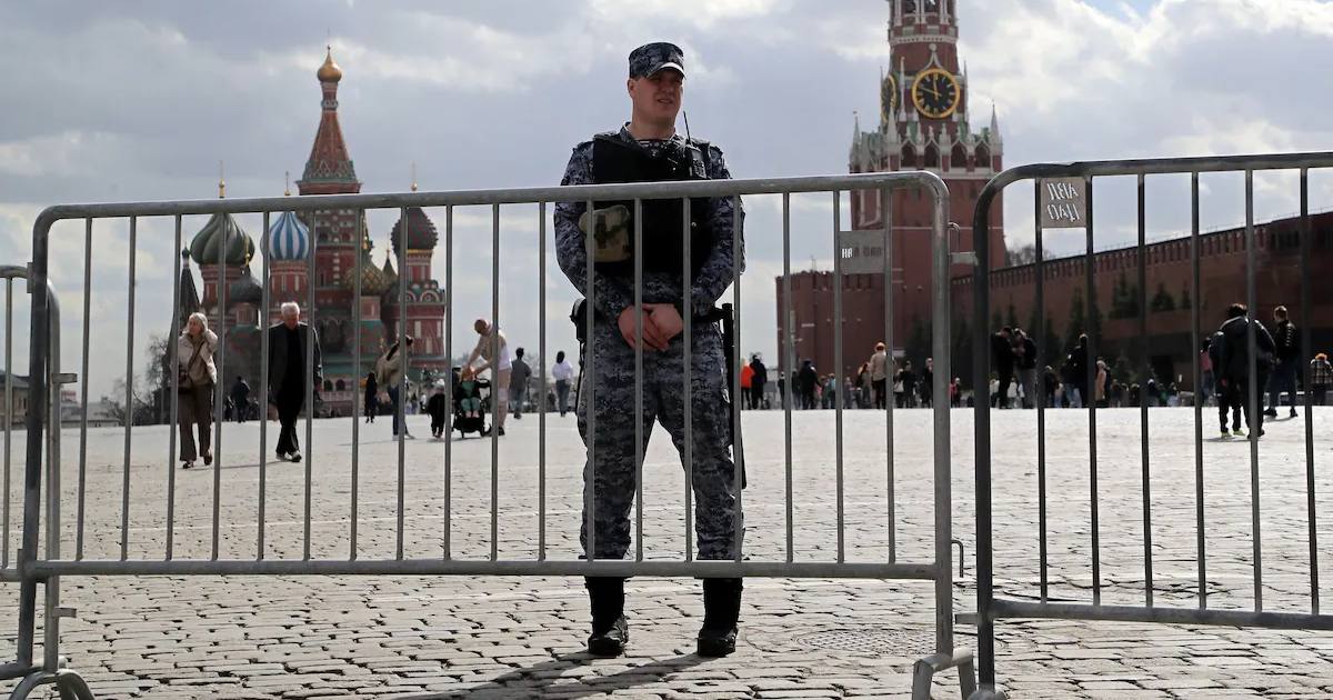 Співробітник російської поліції стежить за порядком на Красній площі біля Кремля в Москві 3 квітня 2024 року / Фото EPA