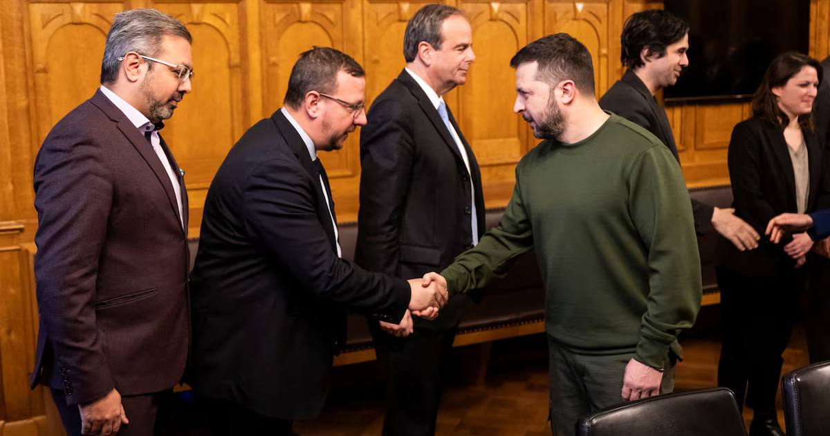 Президента України Володимира Зеленського вітають члени Національної ради Швейцарії. 15 січня 2024 року, Федеральний палац Бундесхаус в Берні, Швейцарія / Фото Reuters