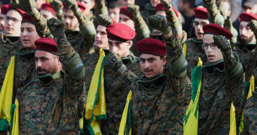 Члены "Хезболлы" на похоронах Виссама Тавиля, командира элитных сил "Хезболлы" "Радван", который, по данным ливанских служб безопасности, был убит во время израильского удара по южному Ливану, в Хирбет Силеме, Ливан, 9 января 2024 / Фото Reuters