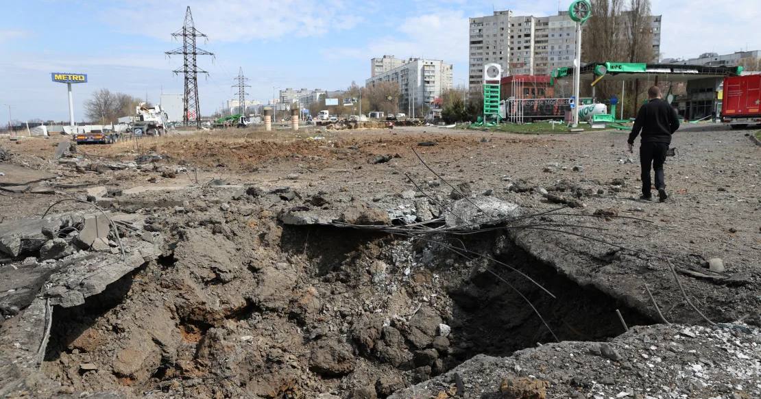 Мужчина проходит мимо воронки после российского ракетного удара по Харькову. 6 апреля 2024 года / Фото AFP