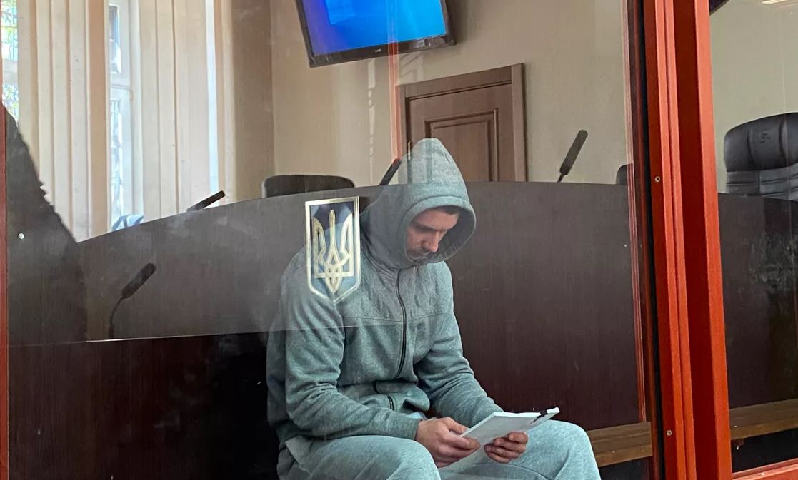 Затриманий працівник УДО в залі Печерського райсуду Києва / Фото: Hromadske