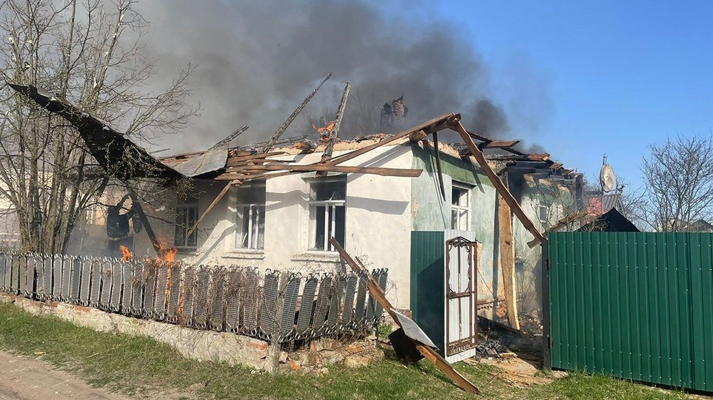 Наслідки російського обстрілу прикордонної Семенівки на Чернігівщині / Фото: Нацполіція